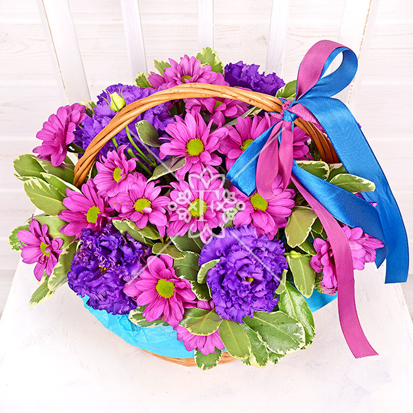 Цветочная фея - цветочная корзина из хризантемы и эустомы